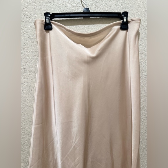 Luxe high waisted satin skirt - Picture 5 of 5